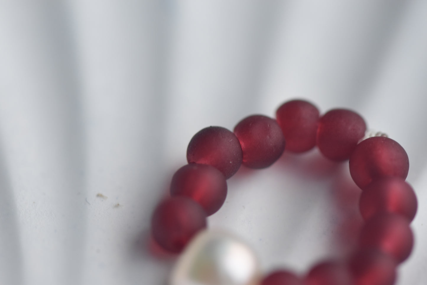 White Freshwater Pearl & Red Bead Elastic Ring