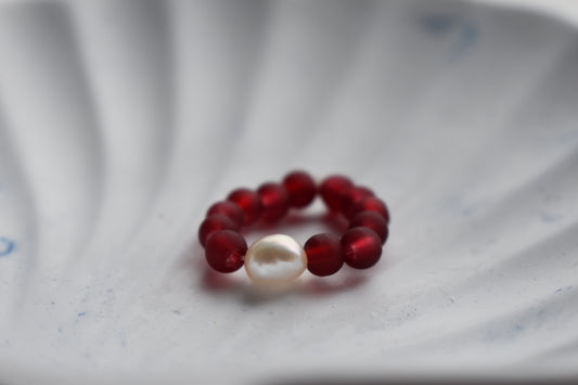 White Freshwater Pearl & Red Bead Elastic Ring