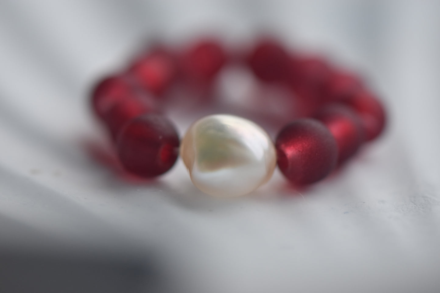 White Freshwater Pearl & Red Bead Elastic Ring